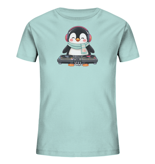 Onlineshop Shirts fuer Kinder - Das Bild zeigt ein hellblaues Kinder-T-Shirt mit einem niedlichen Pinguin-Motiv auf der Vorderseite. Der Pinguin traegt rote Kopfhoerer und einen gemusterten Schal, waehrend er an einem DJ-Mischpult steht. Sein froehlicher Ausdruck und das musikalische Thema verleihen dem Shirt einen verspielten Charakter. Das Design ist ansprechend fuer Kinder.