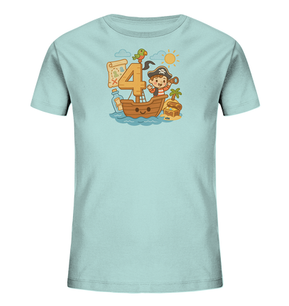 Onlineshop Shirts fuer Kinder - Das hellblaue T-Shirt zeigt ein detailreiches Piratenmotiv. Im Zentrum steht die grosse Zahl Vier, umgeben von einem kleinen Segelboot mit einem Piratenkind. Eine Schatzkarte, ein Papagei, eine Flaschenpost und eine Schatzkiste ergaenzen die Szene, die an ein Abenteuer erinnert.