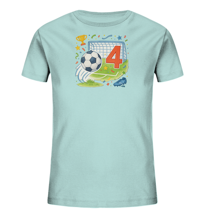 Onlineshop Shirts fuer Kinder - Das Bild zeigt ein hellblaues Kinder-T-Shirt. Auf der Vorderseite ist eine Illustration mit Fussball-Motiven zu sehen, einschliesslich eines Balls, eines Tores und einer Trophaee. Im Zentrum des Designs steht die rote Zahl Vier, umgeben von festlichen Elementen wie Konfetti und Sternen. Blaue Fussballschuhe ergaenzen das sportliche Thema.