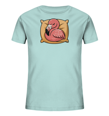 Onlineshop Shirts fuer Kinder - Das Bild zeigt ein hellblaues Kinder-T-Shirt mit einem niedlichen Aufdruck. Ein pinker Flamingo schlaeft gemuetlich auf einem beigefarbenen Kissen, dargestellt im Cartoon-Stil. Das Motiv verleiht dem Shirt einen verspielten und beruhigenden Charakter. Es ist eine Nahaufnahme des Produkts auf schwarzem Hintergrund.