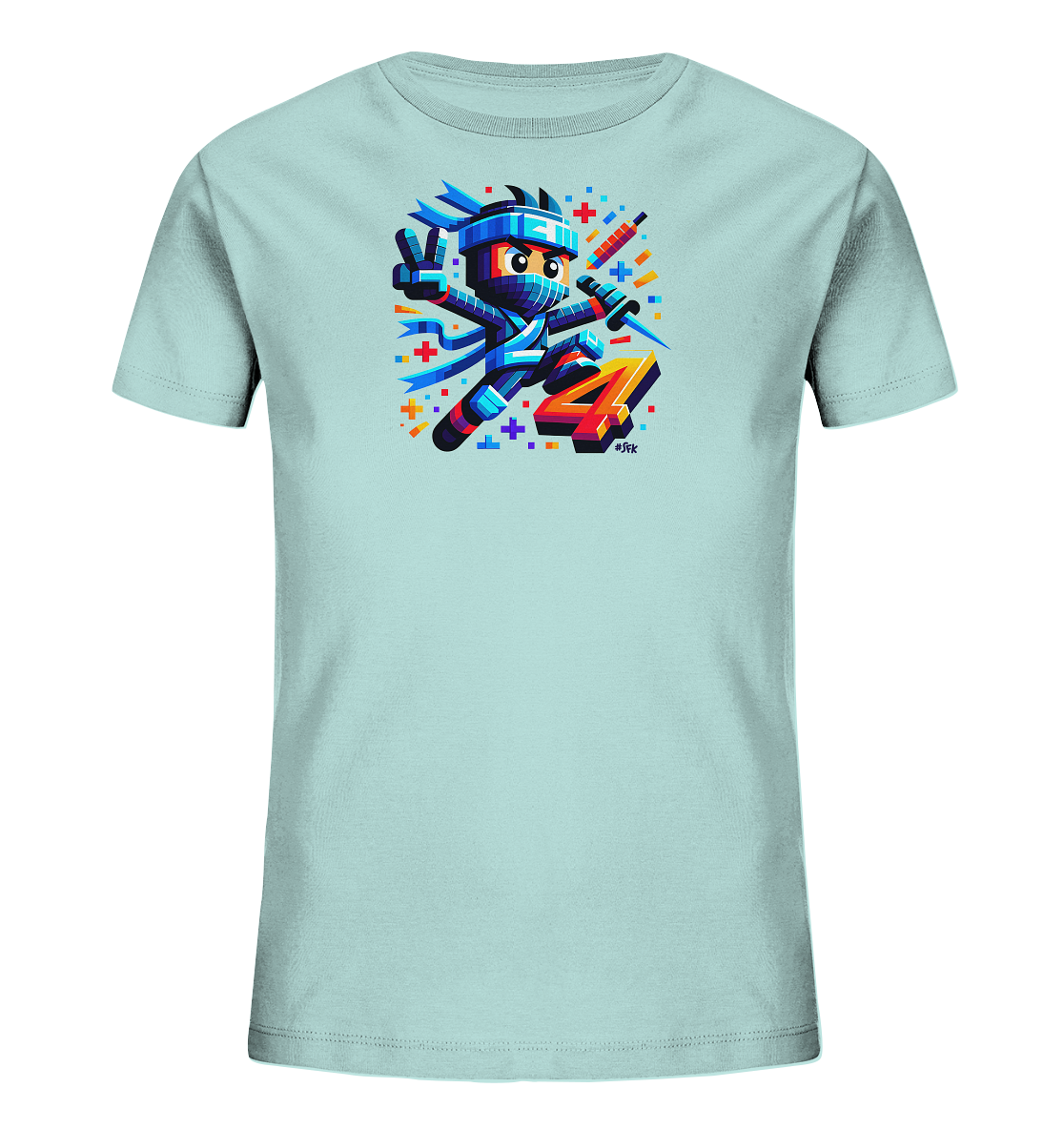 Onlineshop Shirts fuer Kinder - Das Bild zeigt ein hellblaues Kinder-T-Shirt mit einem lebendigen, pixelartigen Ninja-Motiv auf der Vorderseite. Der animierte Ninja wird springend dargestellt, haelt eine Waffe und zeigt ein Friedenszeichen. Daneben ist eine grosse, bunte Zahl '4' in einem geometrischen Stil auffaellig platziert. Das Design wird von verstreuten bunten Formen umgeben, was dem Aussehen eine dynamische und spielerische Note verleiht.