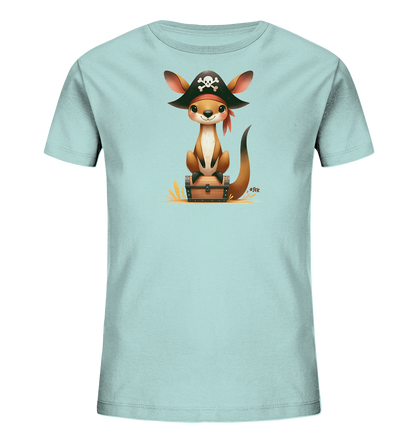 Onlineshop Shirts fuer Kinder - Das Bild zeigt ein hellblaues Kinder-T-Shirt mit einer niedlichen Illustration eines Kaengurus. Das Kaenguru ist als Pirat dargestellt, traegt einen Hut mit Totenkopfmotiv und sitzt auf einer Schatzkiste. Die detailreiche Grafik ist farbenfroh und verleiht dem Shirt einen verspielten Look.