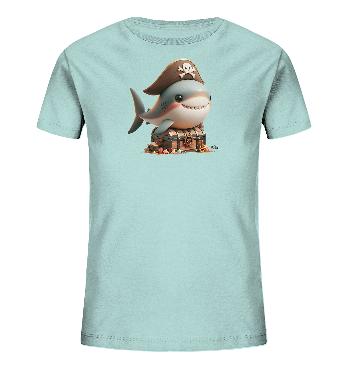 Onlineshop Shirts fuer Kinder - Das Bild zeigt ein hellblaues T-Shirt fuer Kinder. Auf der Vorderseite ist eine niedliche Grafik eines Cartoon-Hais abgebildet. Der Hai traegt einen Piratenhut und sitzt auf einer Schatzkiste, die von Strandelementen umgeben ist. Das Design wirkt froehlich und abenteuerlich.