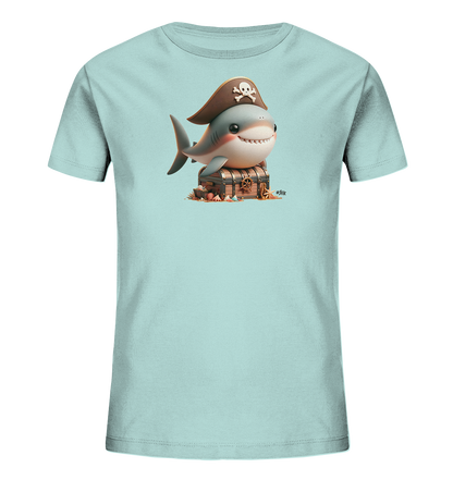 Onlineshop Shirts fuer Kinder - Das Bild zeigt ein hellblaues T-Shirt fuer Kinder. Auf der Vorderseite ist eine niedliche Grafik eines Cartoon-Hais abgebildet. Der Hai traegt einen Piratenhut und sitzt auf einer Schatzkiste, die von Strandelementen umgeben ist. Das Design wirkt froehlich und abenteuerlich.