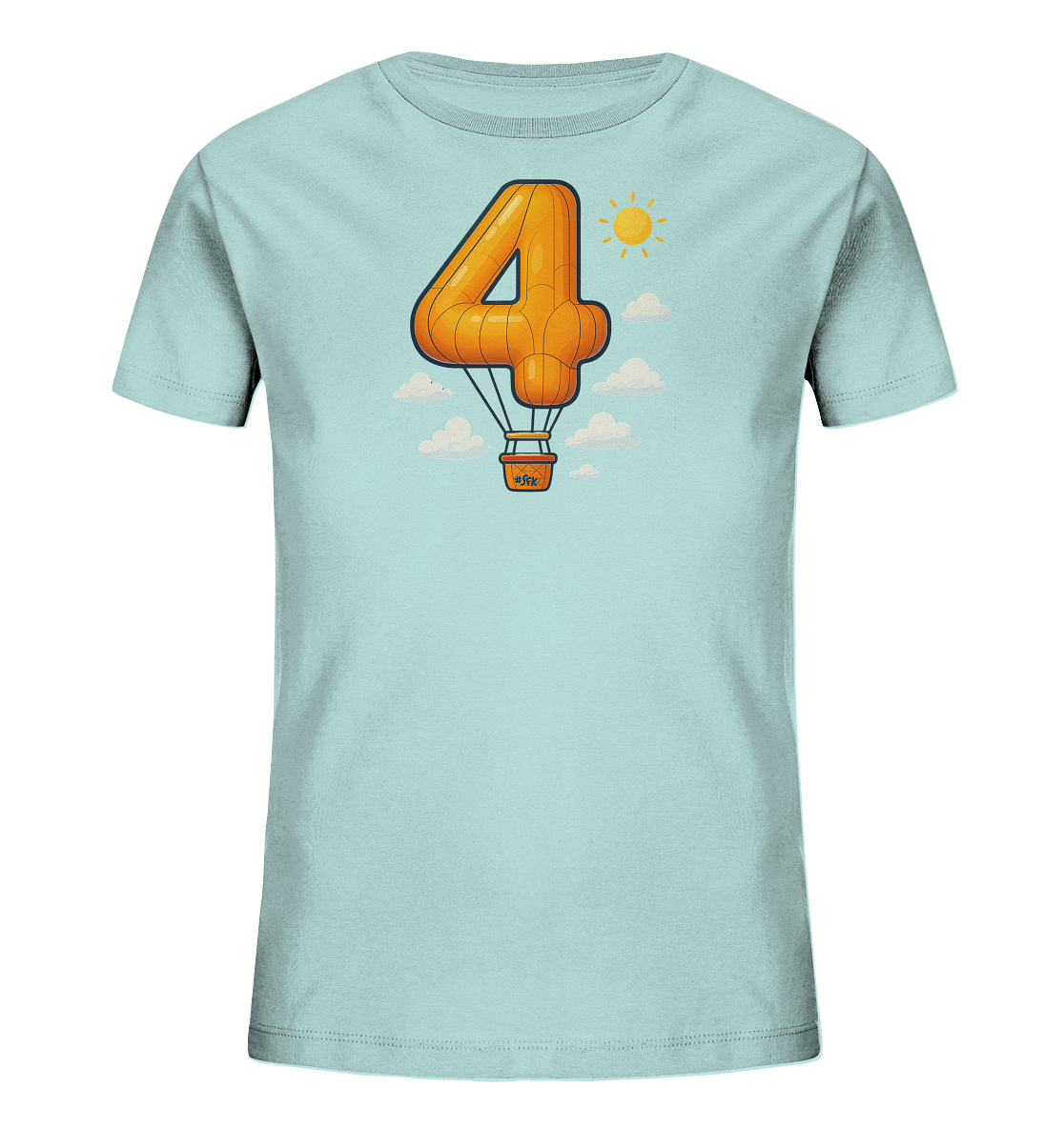 Onlineshop Shirts fuer Kinder - Das Bild zeigt ein hellblaues T-Shirt fuer Kinder mit einem zentralen Grafikmotiv. Dieses Motiv stellt die Zahl '4' als orangen Heissluftballon dar. Der Ballon schwebt zwischen stilisierten weissen Wolken, und in der oberen rechten Ecke scheint eine gelbe Sonne. Es ist ein farbenfrohes und verspieltes Design.