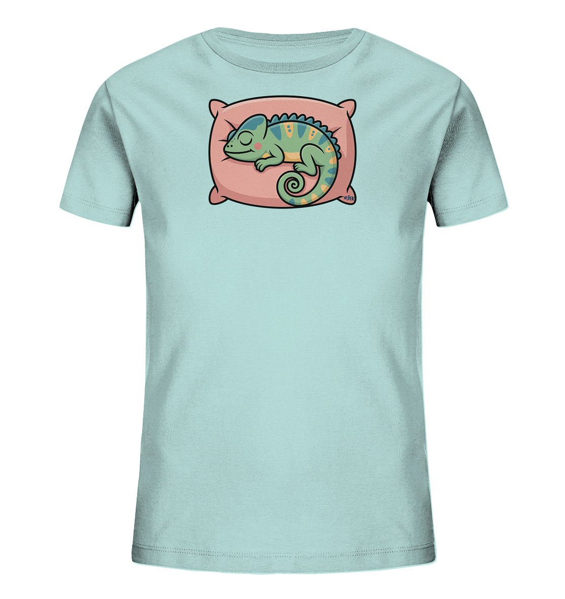 Onlineshop Shirts fuer Kinder - Das Bild praesentiert ein hellblaues T-Shirt fuer Kinder. Auf der Vorderseite ist eine liebevolle Illustration eines schlafenden Chamaeleons zu sehen. Das gruene Chamaeleon liegt entspannt auf einem rosa Kissen, was dem Motiv eine ruhige und friedliche Ausstrahlung verleiht. Die Gestaltung ist verspielt und farbenfroh.