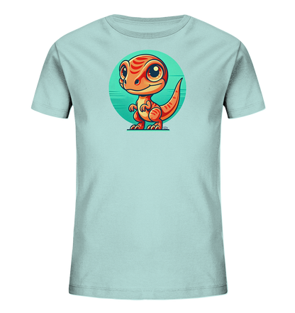 Onlineshop Shirts fuer Kinder - Das Bild zeigt ein hellblaues Kinder-T-Shirt mit einem niedlichen Aufdruck eines cartoonhaften Dinosauriers. Der kleine orangefarbene Dinosaurier hat grosse, ausdrucksstarke Augen und steht vor einem tealfarbenen Kreis mit horizontalen Linien. Das Design ist farbenfroh und freundlich gestaltet, ideal fuer Kinder. Das T-Shirt hat einen klassischen Rundhalsausschnitt.