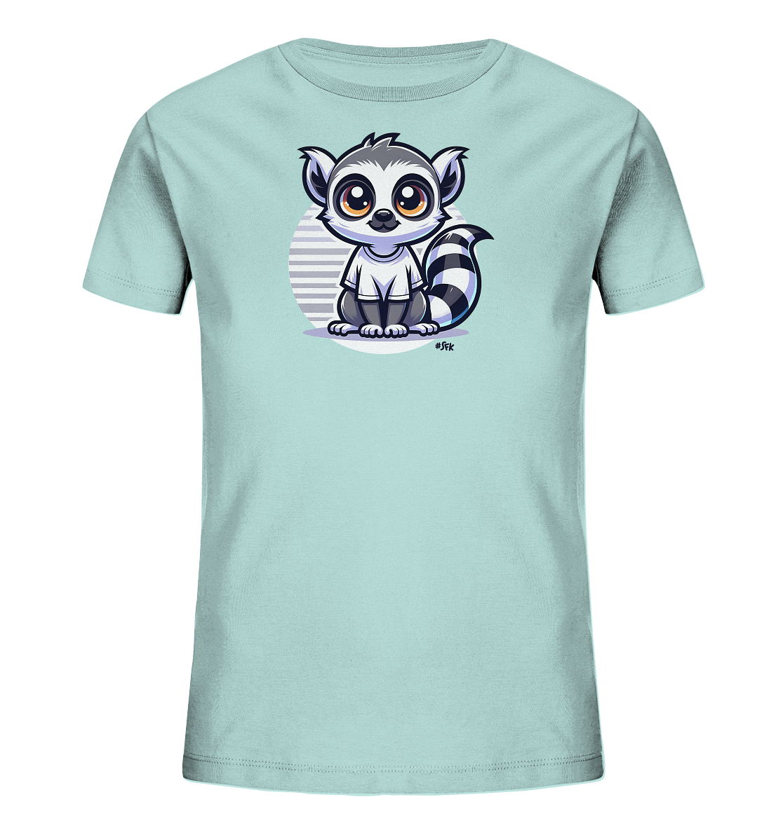 Onlineshop Shirts fuer Kinder - Das Bild zeigt ein hellblaues T-Shirt fuer Kinder mit einer suessen Illustration eines sitzenden Kattas (Lemur). Der Katta hat grosse orangefarbene Augen und traegt ein kleines weisses T-Shirt. Hinter dem Tier befindet sich ein kreisfoermiges Hintergrundelement mit grauen und lila Streifen. Das froehliche und detaillierte Design macht das Shirt zu einem Blickfang.