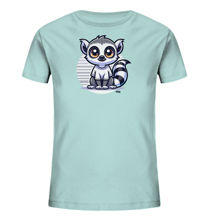 Onlineshop Shirts fuer Kinder - Das Bild zeigt ein hellblaues T-Shirt fuer Kinder mit einer suessen Illustration eines sitzenden Kattas (Lemur). Der Katta hat grosse orangefarbene Augen und traegt ein kleines weisses T-Shirt. Hinter dem Tier befindet sich ein kreisfoermiges Hintergrundelement mit grauen und lila Streifen. Das froehliche und detaillierte Design macht das Shirt zu einem Blickfang.