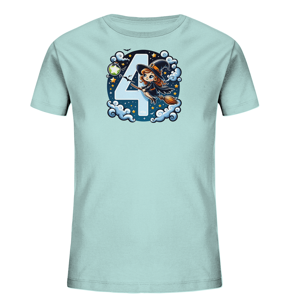 Onlineshop Shirts fuer Kinder - Das Bild zeigt ein hellblaues T-Shirt mit einem grossen Motiv, das die Zahl 4 in einem naechtlichen Himmel mit Sternen und Wolken darstellt. Eine freundliche Cartoon-Hexe fliegt auf einem Besen neben der Zahl. Das Design ist verspielt und enthaelt magische Elemente wie Fledermaeuse, Sterne, den Mond und eine Flasche.