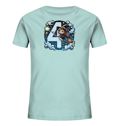 Onlineshop Shirts fuer Kinder - Das Bild zeigt ein hellblaues T-Shirt mit einem grossen Motiv, das die Zahl 4 in einem naechtlichen Himmel mit Sternen und Wolken darstellt. Eine freundliche Cartoon-Hexe fliegt auf einem Besen neben der Zahl. Das Design ist verspielt und enthaelt magische Elemente wie Fledermaeuse, Sterne, den Mond und eine Flasche.