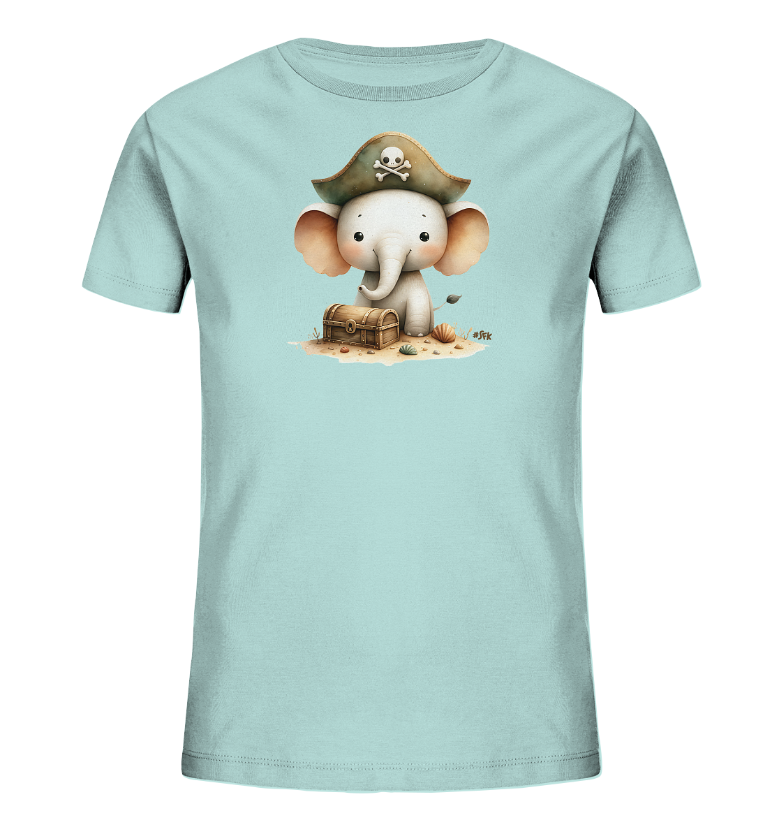 Onlineshop Shirts fuer Kinder - Das Bild zeigt ein hellblaues T-Shirt mit einer niedlichen Illustration eines Baby-Elefanten als Pirat. Der Elefant traegt einen Piratenhut mit Totenkopf und sitzt neben einer kleinen Schatzkiste auf sandigem Boden. Muscheln und Pflanzen ergaenzen die Szene. Das Design ist kindgerecht und verspielt.