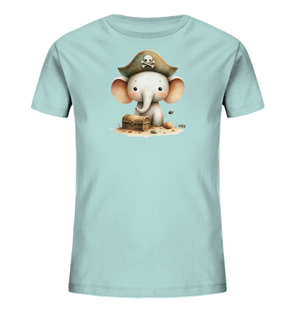Onlineshop Shirts fuer Kinder - Das Bild zeigt ein hellblaues T-Shirt mit einer niedlichen Illustration eines Baby-Elefanten als Pirat. Der Elefant traegt einen Piratenhut mit Totenkopf und sitzt neben einer kleinen Schatzkiste auf sandigem Boden. Muscheln und Pflanzen ergaenzen die Szene. Das Design ist kindgerecht und verspielt.