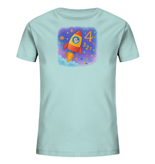 Onlineshop Shirts fuer Kinder - Das Bild zeigt ein hellblaues T-Shirt fuer Kinder mit einem farbenfrohen Weltraum-Motiv. Eine Rakete startet von Wolken in einen sternenklaren Himmel mit Planeten. Neben der Rakete sind die Zahlen 4, 3, 2, 1 als Countdown dargestellt. Das detailreiche Design ist lebendig und fantasievoll.