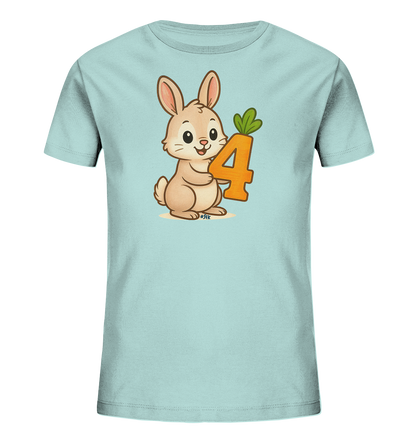 Onlineshop Shirts fuer Kinder - Das Bild zeigt ein hellblaues Kinder T-Shirt mit einem aufgedruckten Motiv eines Hasen und der Zahl 4. Der niedliche Cartoon-Hase haelt die orangefarbene Zahl 4, die wie eine Karotte gestaltet ist. Der Hase hat ein freundliches Gesicht und sitzt aufrecht. Das Design wirkt froehlich und verspielt.