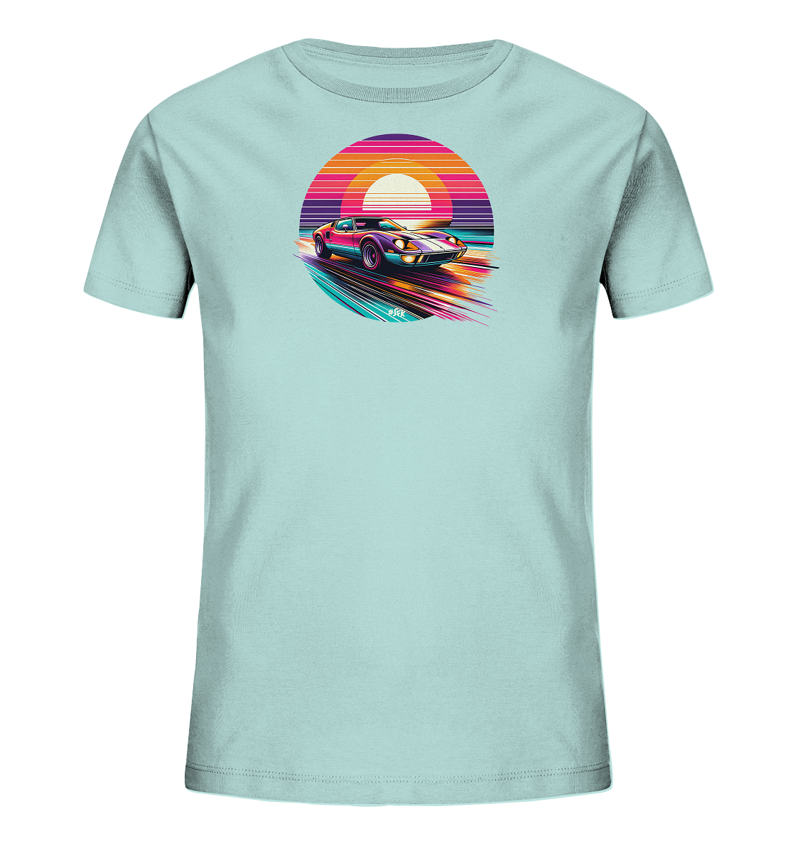 Onlineshop Shirts fuer Kinder - Das Bild zeigt ein hellblaues Kinder-T-Shirt mit einem auffaelligen Print auf der Vorderseite. Die Grafik zeigt einen stilisierten Sportwagen vor einem kreisfoermigen Sonnenuntergang mit horizontalen Streifen in Pink, Lila und Orange. Das Auto ist dynamisch dargestellt mit Geschwindigkeitslinien und leuchtenden Farben. Der Print hat einen deutlichen Retro-Touch und eine hohe Farbintensitaet.