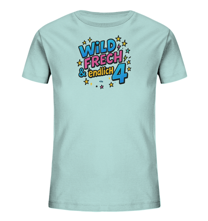 Onlineshop Shirts fuer Kinder - Das Bild zeigt ein hellblaues T-Shirt fuer Kinder. Es ist mit einem bunten Aufdruck verziert, der den Text "WILD FRECH & endlich 4" in Comic-Schrift darstellt. Sterne und Blitze ergaenzen das verspielte Design in leuchtenden Farben wie Blau, Pink und Gelb. Dieses Motiv feiert passend den vierten Geburtstag.