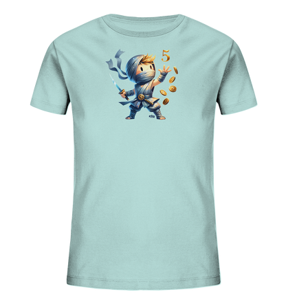 Onlineshop Shirts fuer Kinder - Das hellblaue T-Shirt zeigt einen stilisierten Ninja-Charakter. Der Charakter wirft goldene Muenzen in die Luft, ueber ihm ist die goldene Zahl '5' zu sehen.