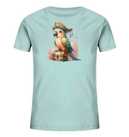 Onlineshop Shirts fuer Kinder - Das Bild zeigt ein Kinder-T-Shirt in hellem Blau. Der Aufdruck auf der Vorderseite stellt einen cartoonhaften Papagei dar. Der Papagei traegt einen Piratenhut mit Totenkopf und sitzt auf einer hoelzernen Schatztruhe. Im Hintergrund sind dezente, farbige Elemente in rosa und orange zu sehen.