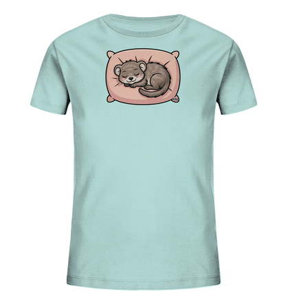 Onlineshop Shirts fuer Kinder - Das Bild zeigt ein hellblaues Kinder-T-Shirt. Auf der Vorderseite ist ein niedliches, schlafendes Frettchen abgebildet, das gemuetlich auf einem rosa Kissen eingerollt ist. Das Tier hat geschlossene Augen und wirkt sehr friedlich. Dieses Design verleiht dem Shirt einen ruhigen und liebenswerten Charakter.