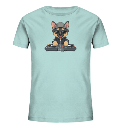 Onlineshop Shirts fuer Kinder - Das Bild zeigt ein hellblaues Kinder-T-Shirt mit einem auffaelligen Frontprint. Der Print stellt einen Cartoon-Hund dar, der einen Fischerhut, eine Sonnenbrille und eine Sportjacke traegt. Er steht hinter einem DJ-Mischpult mit zwei Plattenspielern. Das Design verleiht dem Shirt einen modernen und verspielten Charakter.