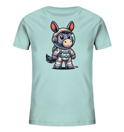 Onlineshop Shirts fuer Kinder - Das Bild zeigt ein hellblaues Kinder-T-Shirt mit einer Illustration eines niedlichen Esels in einem Astronautenanzug. Der Esel traegt einen weissen Weltraumanzug mit orangefarbenen Streifen und einem Helm mit Visier. Die detailreiche Grafik zeigt den Esel stehend. Dieses Motiv ist ein verspielter Blickfang.