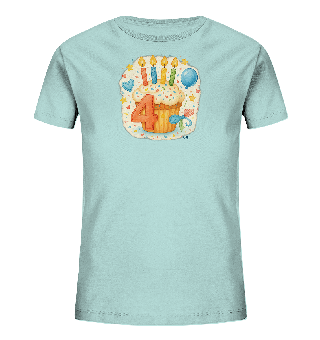 Onlineshop Shirts fuer Kinder - Das Bild zeigt ein hellblaues T-Shirt mit einem farbenfrohen Druck in der Mitte. Das Motiv stellt einen festlichen Cupcake mit vier brennenden Kerzen dar. Neben dem Cupcake ist eine grosse orangefarbene Zahl '4' platziert, umgeben von Streuseln, Sternen, einem Herz und einem Ballon. Ein kleines Band verziert ebenfalls das Design, was dem T-Shirt einen froehlichen Geburtstagscharakter verleiht.