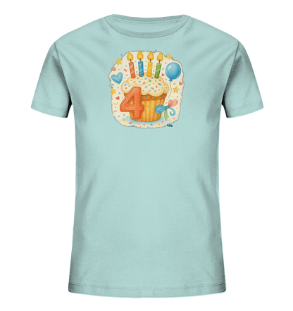 Onlineshop Shirts fuer Kinder - Das Bild zeigt ein hellblaues T-Shirt mit einem farbenfrohen Druck in der Mitte. Das Motiv stellt einen festlichen Cupcake mit vier brennenden Kerzen dar. Neben dem Cupcake ist eine grosse orangefarbene Zahl '4' platziert, umgeben von Streuseln, Sternen, einem Herz und einem Ballon. Ein kleines Band verziert ebenfalls das Design, was dem T-Shirt einen froehlichen Geburtstagscharakter verleiht.