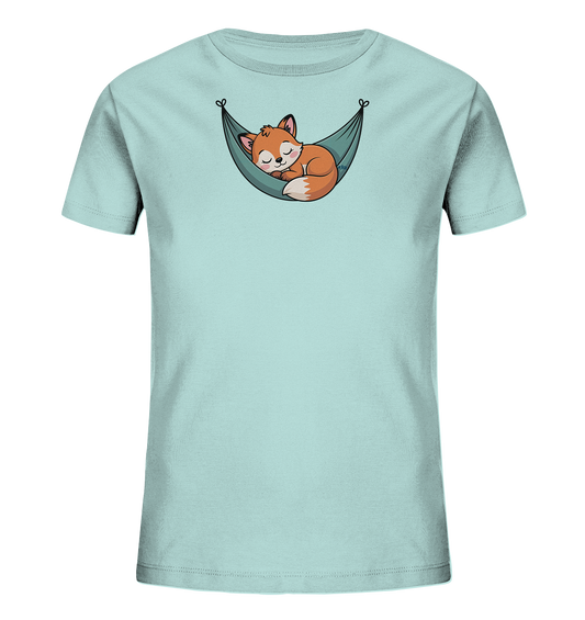 Onlineshop Shirts fuer Kinder - Das Bild zeigt ein hellblaues Kinder-T-Shirt mit einem niedlichen Tiermotiv. Auf der Vorderseite ist ein schlafender Fuchs abgebildet, der gemuetlich in einer Haengematte liegt. Der Fuchs ist orangefarben mit einer weissen Schwanzspitze und hat geschlossene Augen, was seinen friedlichen Schlaf unterstreicht. Das Design wirkt beruhigend und verspielt.