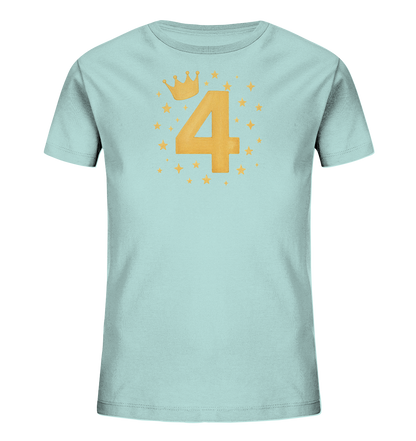 Onlineshop Shirts fuer Kinder - Abgebildet ist ein hellblaues Kinder-T-Shirt mit einem zentralen Grafikdesign. Der Druck zeigt die Zahl Vier in Gelb, gekroent von einer kleinen gelben Krone. Um die Zahl herum sind kleine gelbe Sterne und funkelnde Elemente platziert. Dieses froehliche Motiv ist ansprechend gestaltet.