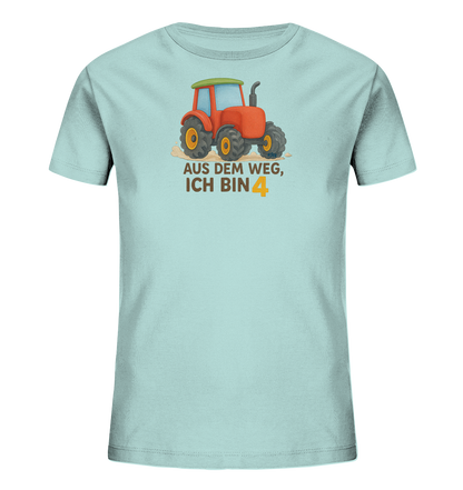 Onlineshop Shirts fuer Kinder - Das Bild zeigt ein hellblaues T-Shirt mit einem lustigen Traktor-Motiv auf der Vorderseite. Ein roter Cartoon-Traktor mit gruener Kabine ist ueber dem Text "AUS DEM WEG, ICH BIN" abgebildet. Die Zahl 4 ist gross und orangefarben hervorgehoben. Das Design wirkt froehlich und robust.