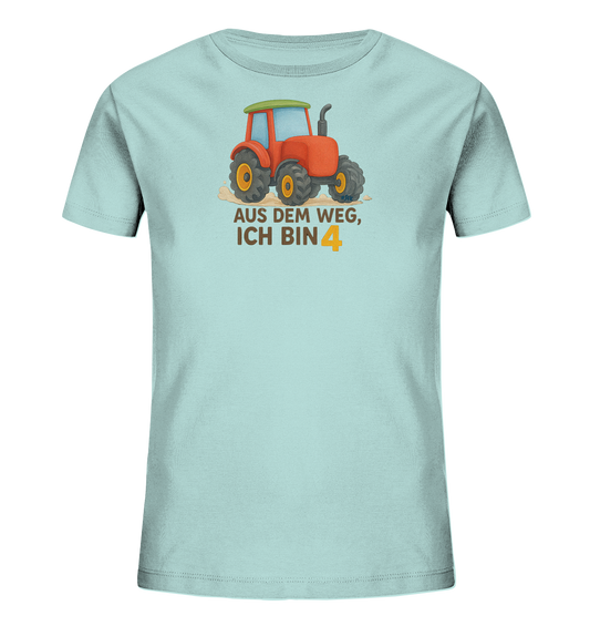 Onlineshop Shirts fuer Kinder - Das Bild zeigt ein hellblaues T-Shirt mit einem lustigen Traktor-Motiv auf der Vorderseite. Ein roter Cartoon-Traktor mit gruener Kabine ist ueber dem Text "AUS DEM WEG, ICH BIN" abgebildet. Die Zahl 4 ist gross und orangefarben hervorgehoben. Das Design wirkt froehlich und robust.