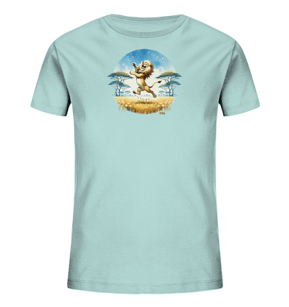Onlineshop Shirts fuer Kinder - Dieses hellblaue T-Shirt zeigt eine farbenfrohe Illustration eines froehlichen, springenden Loewen. Das Motiv stellt eine Savannenlandschaft mit Gras, Akazienbaeumen und einem sternenklaren Himmel dar. Die gesamte Szene ist in einem runden Rahmen dargestellt. Der Cartoon-Stil verleiht dem Design einen lebendigen Charakter.
