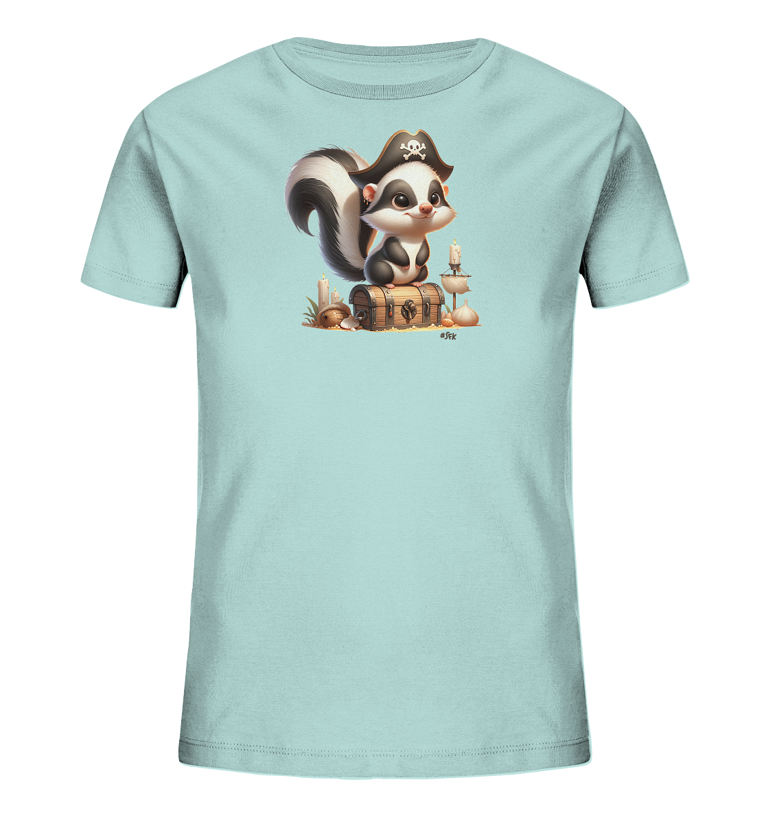 Onlineshop Shirts fuer Kinder - Das Bild zeigt ein hellblaues Kinder T-Shirt mit einem einzigartigen Motiv. Darauf ist ein niedliches Stinktier im Piraten-Outfit zu sehen, das auf einer Schatzkiste sitzt. Um die Kiste herum sind kleine Details wie Kerzen und eine Schildkroete platziert, die eine Schatzinsel-Atmosphaere schaffen. Das verspielte Design mit dem froehlichen Tier ist ideal fuer kleine Abenteurer.
