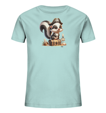 Onlineshop Shirts fuer Kinder - Das Bild zeigt ein hellblaues Kinder T-Shirt mit einem einzigartigen Motiv. Darauf ist ein niedliches Stinktier im Piraten-Outfit zu sehen, das auf einer Schatzkiste sitzt. Um die Kiste herum sind kleine Details wie Kerzen und eine Schildkroete platziert, die eine Schatzinsel-Atmosphaere schaffen. Das verspielte Design mit dem froehlichen Tier ist ideal fuer kleine Abenteurer.