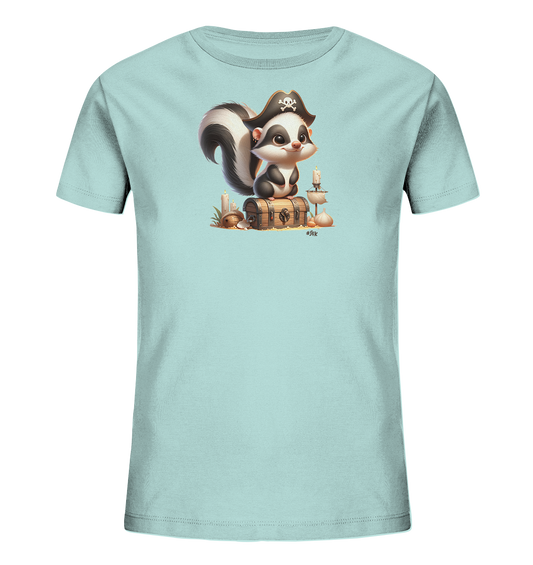 Onlineshop Shirts fuer Kinder - Das Bild zeigt ein hellblaues Kinder T-Shirt mit einem einzigartigen Motiv. Darauf ist ein niedliches Stinktier im Piraten-Outfit zu sehen, das auf einer Schatzkiste sitzt. Um die Kiste herum sind kleine Details wie Kerzen und eine Schildkroete platziert, die eine Schatzinsel-Atmosphaere schaffen. Das verspielte Design mit dem froehlichen Tier ist ideal fuer kleine Abenteurer.