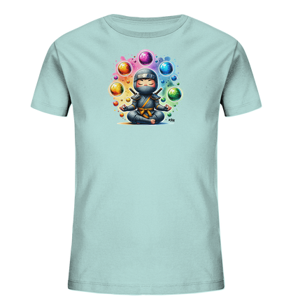 Onlineshop Shirts fuer Kinder - Das Bild zeigt ein hellblaues Kinder T-Shirt mit einer farbenfrohen Grafik. Im Zentrum der Grafik ist eine kleine Figur in Ninja-Kleidung, die meditiert. Um die Figur schweben bunte, leuchtende Kugeln und Farbspritzer, die eine froehliche Atmosphaere schaffen. Das Design ist detailreich und verwendet viele lebendige Farben.
