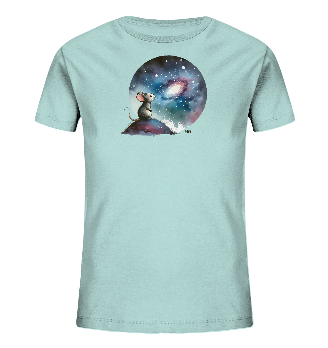 Onlineshop Shirts für Kinder - Das Bild zeigt ein hellblaues Kinder-T-Shirt mit einem großformatigen Rundmotiv auf der Vorderseite. Dieses Motiv stellt eine kleine Maus dar, die auf einem Hügel sitzt und in den nächtlichen Himmel mit einem Sternenmeer und einer Galaxie blickt. Die Illustration ist in einem sanften, malerischen Stil gehalten, der Ruhe und Faszination ausstrahlt. Das Shirt ist schlicht geschnitten und unifarben, um das auffällige Grafikdesign hervorzuheben.
