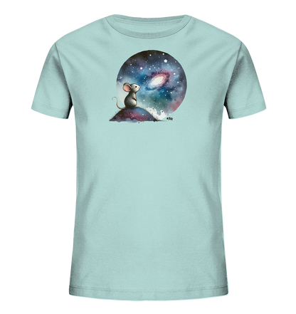 Onlineshop Shirts für Kinder - Das Bild zeigt ein hellblaues Kinder-T-Shirt mit einem großformatigen Rundmotiv auf der Vorderseite. Dieses Motiv stellt eine kleine Maus dar, die auf einem Hügel sitzt und in den nächtlichen Himmel mit einem Sternenmeer und einer Galaxie blickt. Die Illustration ist in einem sanften, malerischen Stil gehalten, der Ruhe und Faszination ausstrahlt. Das Shirt ist schlicht geschnitten und unifarben, um das auffällige Grafikdesign hervorzuheben.