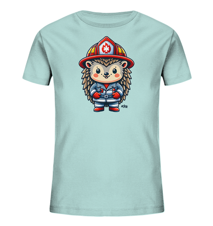 Onlineshop Shirts fuer Kinder - Das Bild zeigt ein hellblaues Kinder-T-Shirt mit einem niedlichen Cartoon-Igel auf der Vorderseite. Der Igel ist als Feuerwehrmann gekleidet und traegt einen roten Helm sowie eine graue Uniform mit roten Stiefeln. Die Illustration ist farbenfroh und detailreich gestaltet. Das Design verleiht dem Shirt einen verspielten Charakter.