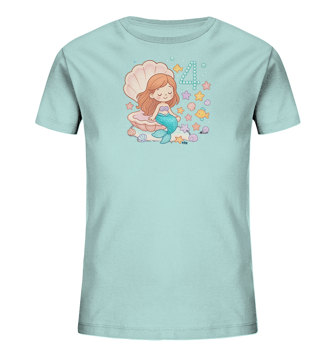 Onlineshop Shirts fuer Kinder - Das Bild zeigt ein hellblaues T-Shirt mit einem niedlichen Unterwassermotiv. Eine laechelnde Meerjungfrau mit orangem Haar sitzt in einer Muschel, umgeben von Meeressternen, Muscheln und einem Fisch. Neben ihr ist die Zahl Vier aus blauen Blasen dargestellt. Das Design ist verspielt und ideal fuer kleine Meerjungfrauen-Fans.