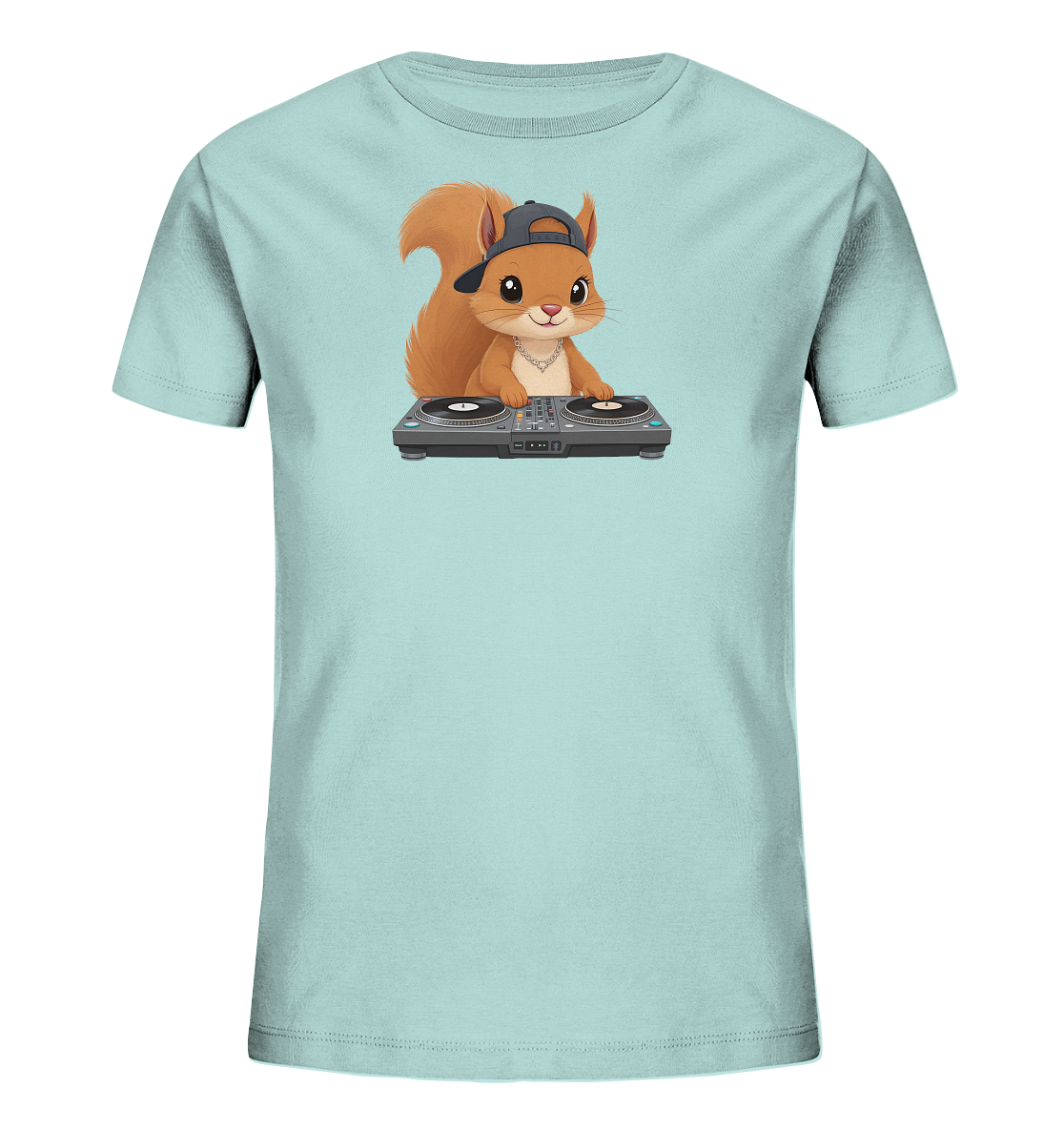 Onlineshop Shirts fuer Kinder - Das Bild zeigt ein hellblaues Kinder-T-Shirt mit einem cartoonhaften Eichhoernchenmotiv auf der Vorderseite. Das Eichhoernchen traegt eine umgedrehte Baseballkappe und eine silberne Halskette. Es ist vor einem DJ-Mischpult positioniert, als wuerde es musizieren. Das Design wirkt froehlich und modern.