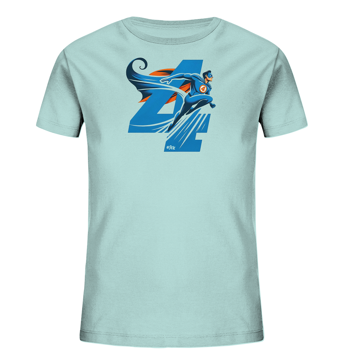 Onlineshop Shirts fuer Kinder - Das Bild zeigt ein hellblaues T-Shirt fuer Kinder mit einem dynamischen Motiv auf der Vorderseite. Ein stilisierter Superheld mit Umhang fliegt neben einer grossen, blauen Zahl '4'. Das Design ist in Blautoenen mit orangefarbenen Akzenten gehalten und zeigt Bewegungslinien, die Geschwindigkeit andeuten. Es ist ein verspieltes Motiv, das Kraft und Abenteuer vermittelt.