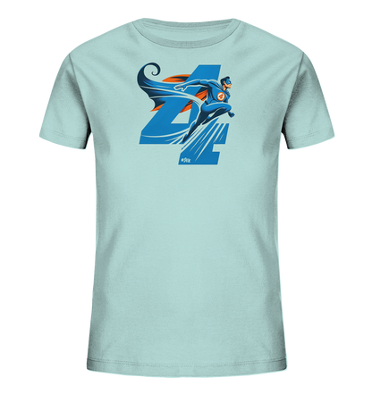 Onlineshop Shirts fuer Kinder - Das Bild zeigt ein hellblaues T-Shirt fuer Kinder mit einem dynamischen Motiv auf der Vorderseite. Ein stilisierter Superheld mit Umhang fliegt neben einer grossen, blauen Zahl '4'. Das Design ist in Blautoenen mit orangefarbenen Akzenten gehalten und zeigt Bewegungslinien, die Geschwindigkeit andeuten. Es ist ein verspieltes Motiv, das Kraft und Abenteuer vermittelt.
