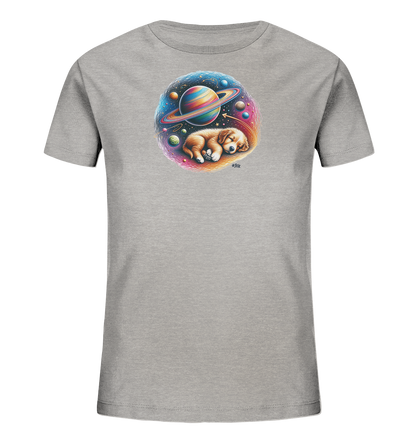 Onlineshop Shirts fuer Kinder - Das Bild zeigt ein hellgraues T-Shirt mit einem runden, farbenfrohen Motiv auf der Vorderseite. Im Zentrum des Aufdrucks liegt ein kleiner, schlafender Welpe, umgeben von Planeten, Ringen und Sternen in einer vertraeumten Weltraumszene. Das detailreiche Design ist in kraeftigen Farben gehalten und faengt eine fantasievolle Atmosphaere ein.
