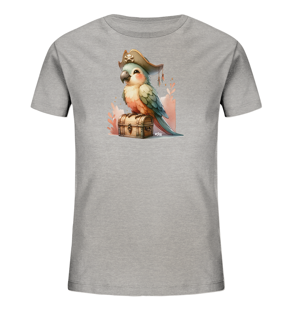 Onlineshop Shirts fuer Kinder - Das Bild zeigt ein graues Kinder-T-Shirt mit einer charmanten Illustration eines Papageis. Der bunte Vogel traegt einen Piratenhut und sitzt auf einer hoelzernen Schatzkiste. Das Motiv ist detailreich und in warmen Farben gehalten, umgeben von angedeuteten pflanzlichen Elementen. Dieses Design verleiht dem Shirt einen verspielten Piraten-Look.