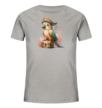 Onlineshop Shirts fuer Kinder - Das Bild zeigt ein graues Kinder-T-Shirt mit einer charmanten Illustration eines Papageis. Der bunte Vogel traegt einen Piratenhut und sitzt auf einer hoelzernen Schatzkiste. Das Motiv ist detailreich und in warmen Farben gehalten, umgeben von angedeuteten pflanzlichen Elementen. Dieses Design verleiht dem Shirt einen verspielten Piraten-Look.