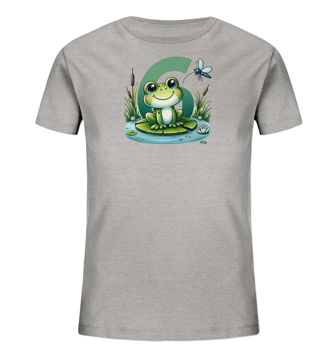 Onlineshop Shirts fuer Kinder - Das Bild zeigt ein hellgraues Kinder-T-Shirt mit einem farbenfrohen Motiv. Darauf ist ein freundlicher Cartoon-Frosch abgebildet, der auf einem Seerosenblatt in einem Teich sitzt. Im Hintergrund ist eine grosse gruene Zahl '6' zu sehen, und eine Libelle fliegt darueber, umgeben von Schilf. Das Design hat einen froehlichen Natur-Charakter.