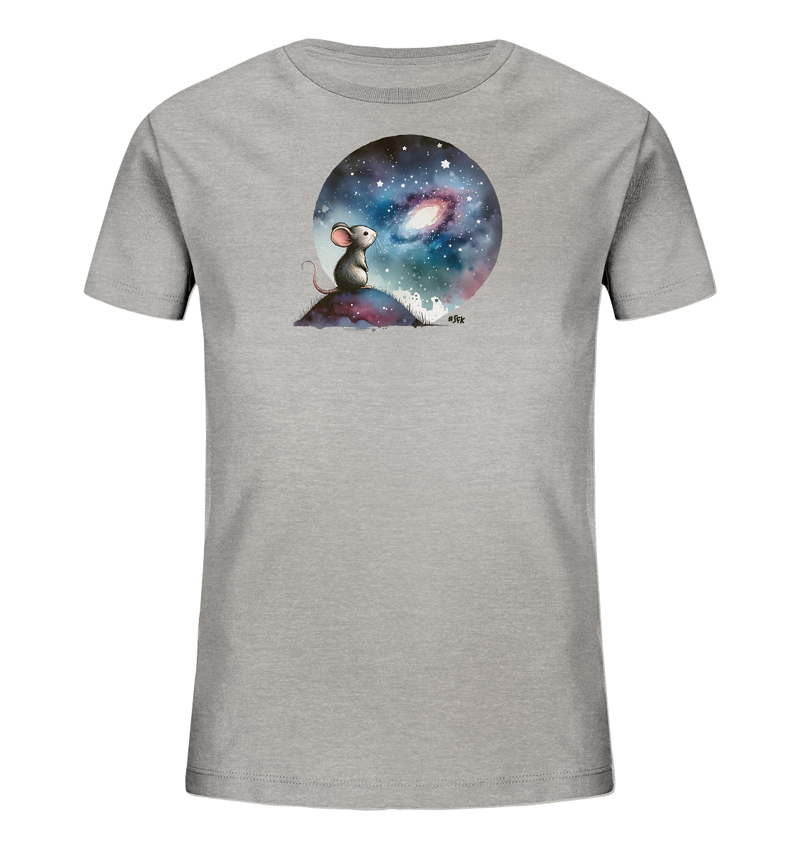 Onlineshop Shirts für Kinder - Das Bild zeigt ein graues Kinder-T-Shirt mit einem fantasievollen Aufdruck in Form eines Kreises. Im Motiv sitzt eine kleine Maus auf einem Hügel und betrachtet einen sternenklaren Himmel mit einer leuchtenden Galaxie. Die Illustration ist detailreich und farbintensiv. Das Design ist auf der Vorderseite des Shirts zentriert.