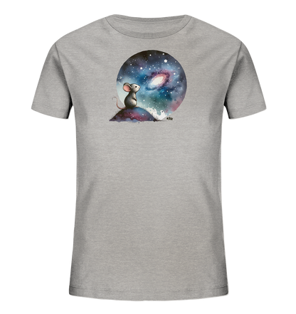 Onlineshop Shirts für Kinder - Das Bild zeigt ein graues Kinder-T-Shirt mit einem fantasievollen Aufdruck in Form eines Kreises. Im Motiv sitzt eine kleine Maus auf einem Hügel und betrachtet einen sternenklaren Himmel mit einer leuchtenden Galaxie. Die Illustration ist detailreich und farbintensiv. Das Design ist auf der Vorderseite des Shirts zentriert.